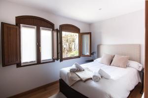 A bed or beds in a room at Busgosu, casa a 300 m de la playa de Poo VV-993-AS