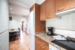 A kitchen or kitchenette at Busgosu, casa a 300 m de la playa de Poo VV-993-AS
