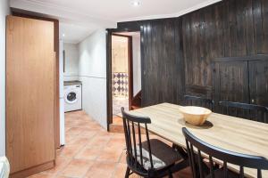 A kitchen or kitchenette at Busgosu, casa a 300 m de la playa de Poo VV-993-AS