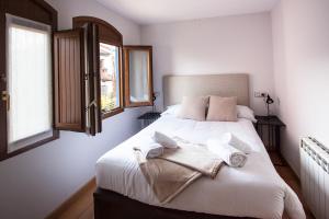 A bed or beds in a room at Busgosu, casa a 300 m de la playa de Poo VV-993-AS