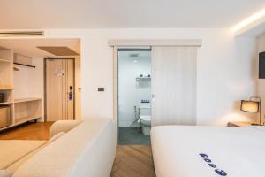 Postel nebo postele na pokoji v ubytování Kokotel Chiang Rai Airport Suites