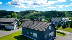 an aerial view of a house in a village at Villa Tähkä - 12 henkilölle - HimosYkkösen alue - 116m2 in Jämsä