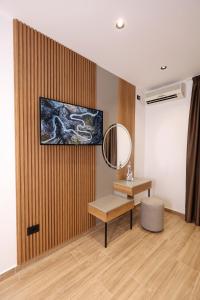 TV a/nebo společenská místnost v ubytování Emar Hotel