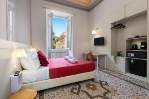 Un dormitorio con una cama y una ventana y un escritorio. en Iron Cityaus Termini, en Roma