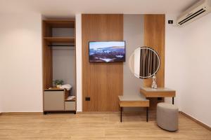 TV a/nebo společenská místnost v ubytování Emar Hotel