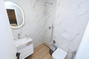 Koupelna v ubytování Emar Hotel