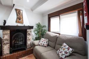 A seating area at Busgosu, casa a 300 m de la playa de Poo VV-993-AS