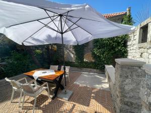 Patio nebo venkovní prostory v ubytování Vila Djuro Mikijelj