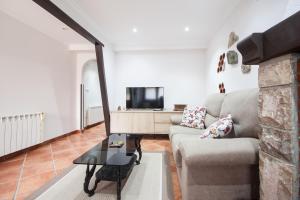 A television and/or entertainment centre at Busgosu, casa a 300 m de la playa de Poo VV-993-AS