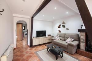 A television and/or entertainment centre at Busgosu, casa a 300 m de la playa de Poo VV-993-AS