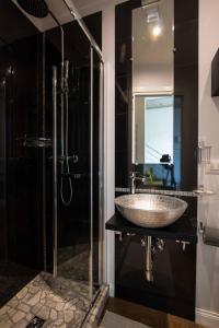 フィレンツェにあるMaison Alighieriのバスルーム(洗面台、ガラス張りのシャワー付)
