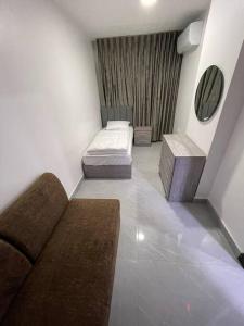 Ένα ή περισσότερα κρεβάτια σε δωμάτιο στο شقارى 8