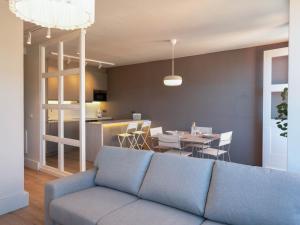 a living room with a blue couch and a table at La Fantástica Pontedeume 2 in Puentedeume