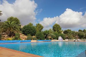 Bazén v ubytování Three Bedroom Two Bathroom Apartment In Bellaluz nebo v jeho okolí