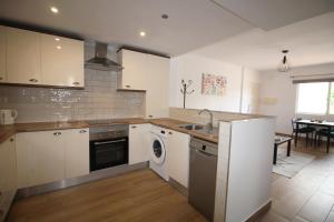 Kuchyň nebo kuchyňský kout v ubytování Three Bedroom Two Bathroom Apartment In Bellaluz + 6 fotografií