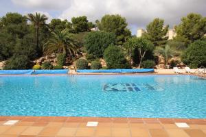 Bazén v ubytování Three Bedroom Two Bathroom Apartment In Bellaluz nebo v jeho okolí