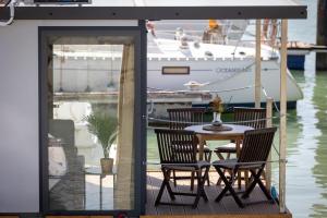 The Boathouse Company - Casa flotante experience - Real Club Náutico, El Puerto de Santa María的庭院或其他户外区域