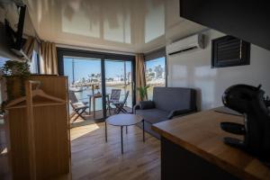 The Boathouse Company - Casa flotante experience - Real Club Náutico, El Puerto de Santa María的电视和/或娱乐中心