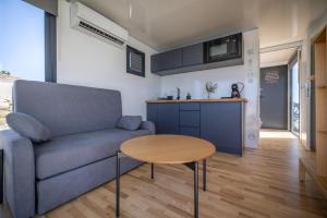 The Boathouse Company - Casa flotante experience - Real Club Náutico, El Puerto de Santa María的厨房或小厨房