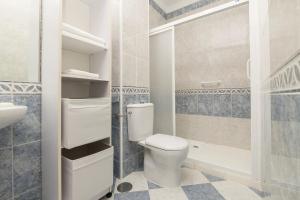 ein Badezimmer mit Toilette, Waschbecken und Dusche in der Unterkunft Verano en Chiclana in Chiclana de la Frontera + 17 Fotos