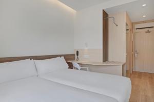 B&B HOTEL Santiago Milladoiro客房内的一张或多张床位