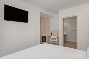 TV a/nebo společenská místnost v ubytování B&B HOTEL Santiago Milladoiro