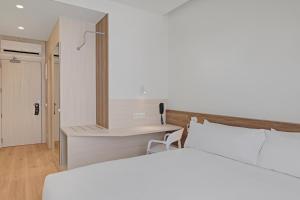 B&B HOTEL Santiago Milladoiro客房内的一张或多张床位