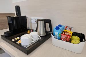 B&B HOTEL Santiago Milladoiro的咖啡和沏茶工具