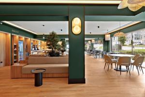 B&B HOTEL Santiago Milladoiro餐厅或其他用餐的地方