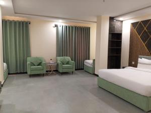 Postel nebo postele na pokoji v ubytování Legend Hotel Kalam