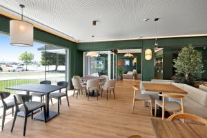 B&B HOTEL Santiago Milladoiro餐厅或其他用餐的地方