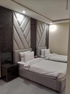 Postel nebo postele na pokoji v ubytování Legend Hotel Kalam