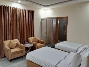 Postel nebo postele na pokoji v ubytování Legend Hotel Kalam