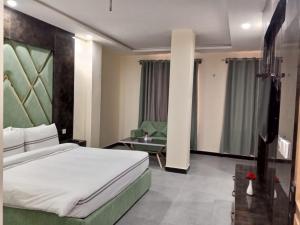 Postel nebo postele na pokoji v ubytování Legend Hotel Kalam