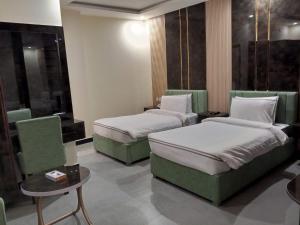 Postel nebo postele na pokoji v ubytování Legend Hotel Kalam
