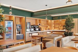 B&B HOTEL Santiago Milladoiro的咖啡和沏茶工具
