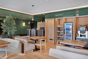B&B HOTEL Santiago Milladoiro的厨房或小厨房