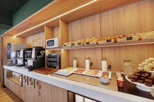 B&B HOTEL Santiago Milladoiro的厨房或小厨房