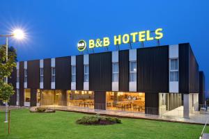 米拉多罗B&B HOTEL Santiago Milladoiro的一栋带有 BBC 酒店标志的建筑