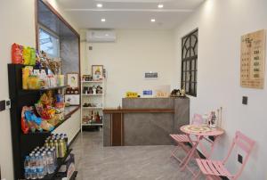 una stanza con bancone e tavolo e sedie di Harbin Qiju Hotel Taiping International Airport a Wujia