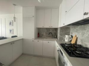 Kuchyňa alebo kuchynka v ubytovaní Happy Apartaments + 7 fotografií