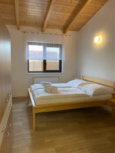 Posteľ alebo postele v izbe v ubytovaní Rodinný wellness hotel U Langrů