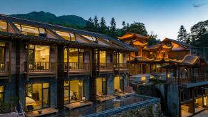 张家界张家界雾里观阵山民宿的有很多窗户的建筑