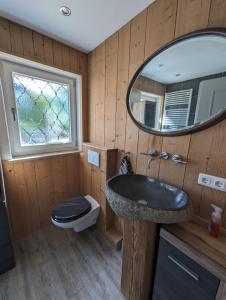 ein Badezimmer mit Waschbecken und Spiegel in der Unterkunft Garten 2-Zimmer WHG in Bestlage in Rottach-Egern, 400m vom See in Rottach-Egern