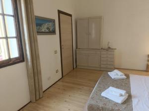 Photo de la galerie de l'établissement Simbilis B&B Holiday Experience bouganville, à Quartu SantʼElena