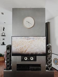 TV a/nebo společenská místnost v ubytování White Lotus - Luxury apartment