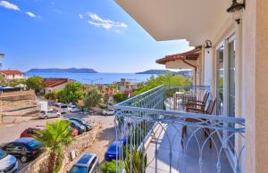un balcone con vista su un parcheggio di Luvi Kaş Otel - Adults Only (+16) a Kaş
