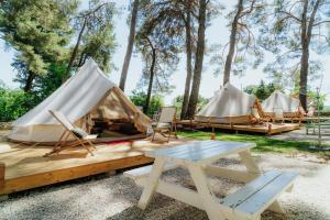 Zahrada ubytování Camp 'Dvor' bell tent accommodation