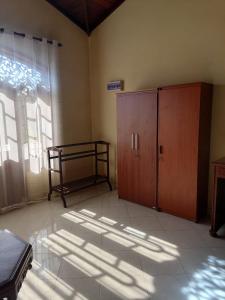 Habitación con cama, armario y ventana. en Sujee Villa CeylonHub, en Beruwala