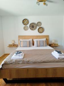 Postel nebo postele na pokoji v ubytování trikeri Cottage